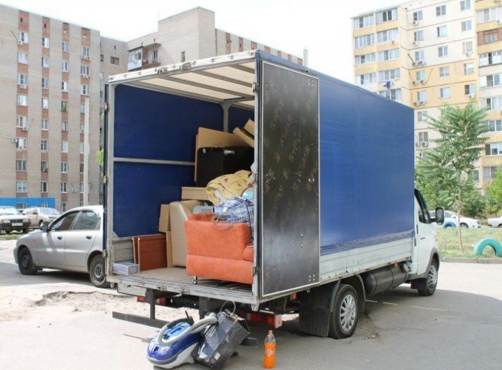 Бригада пакує техніку у квартирі на 4 поверсі