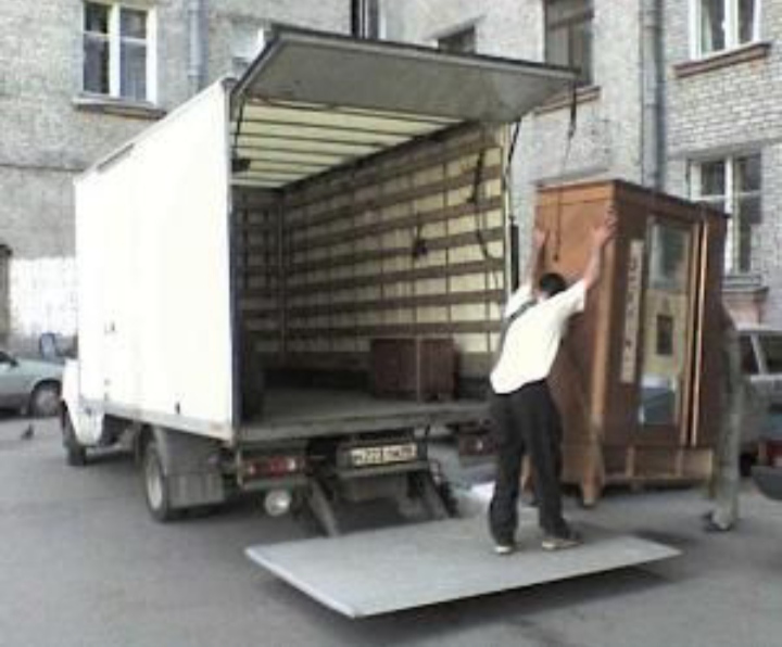 Борт опускається до землі перед завантаженням сейфа