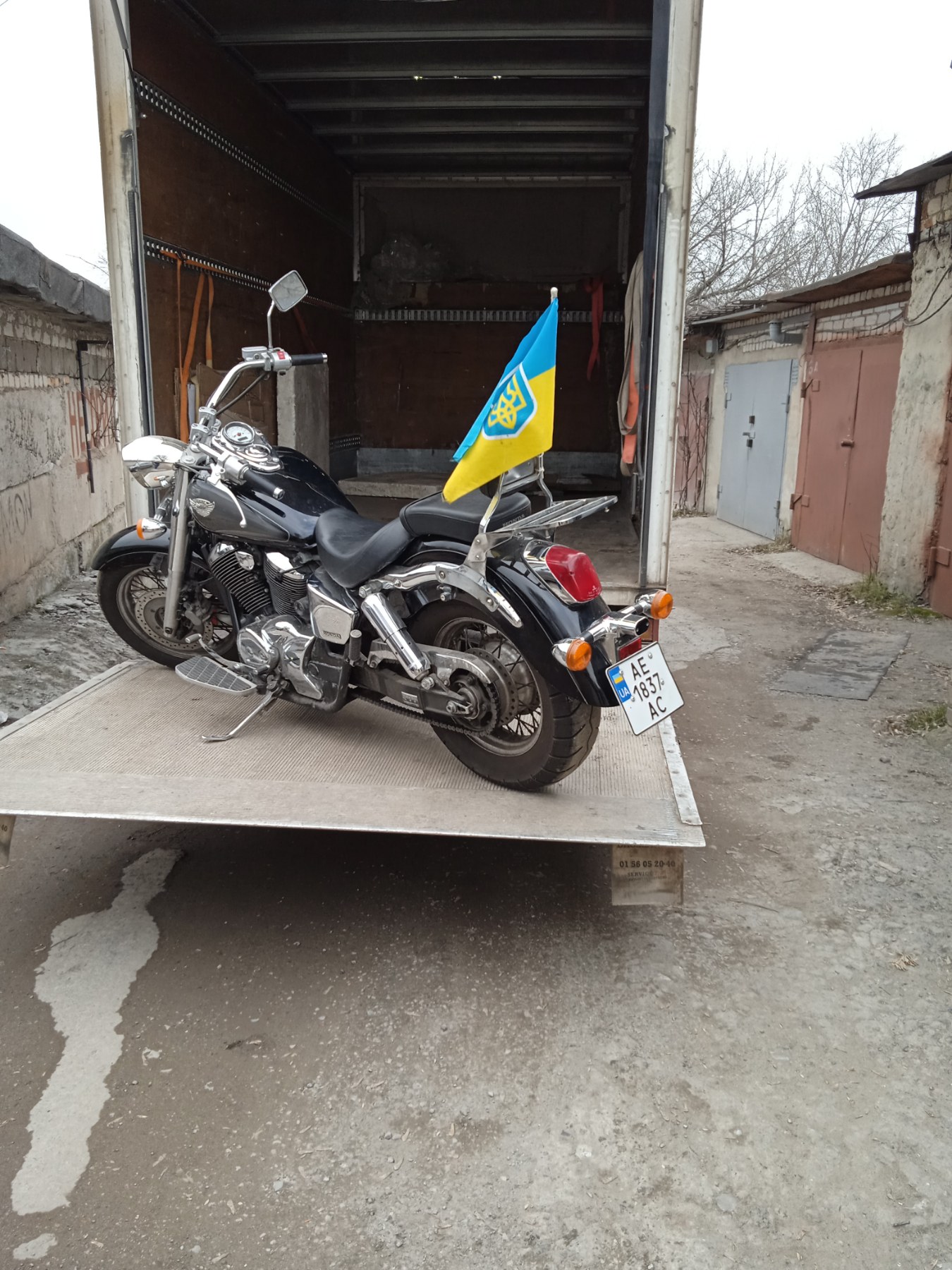 Sprinter піднімає ящик на платформі гідроборта