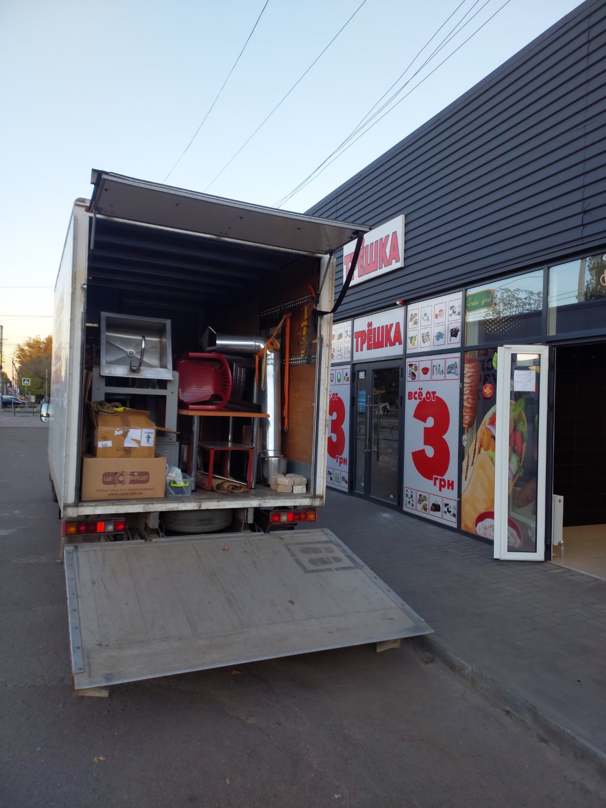Sprinter доставляє коробки до нового магазину ввечері