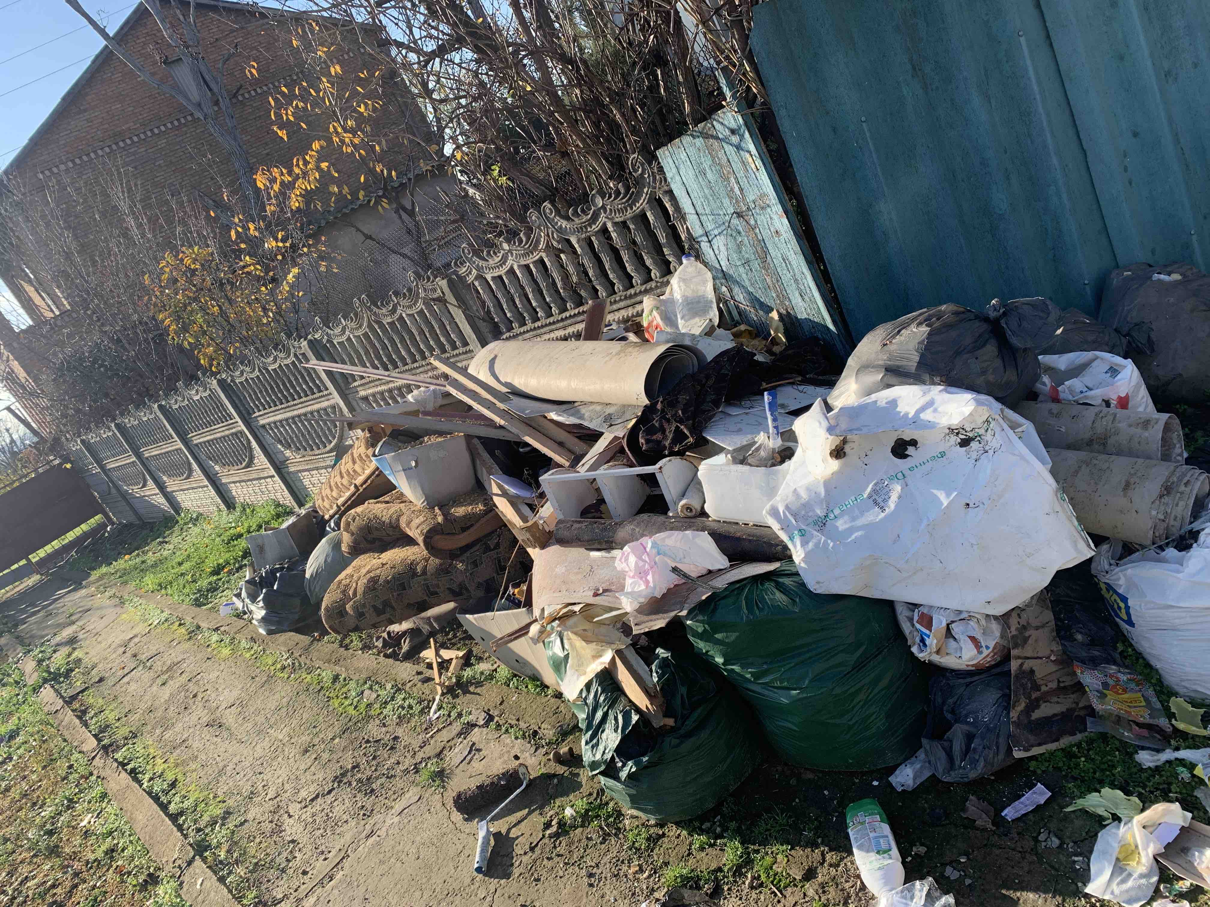 Команда сортує пакувальні матеріали перед здачею